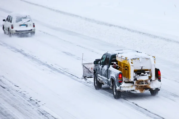 Vrachtwagens op de snelweg ploegen na storm 2013 — Stockfoto