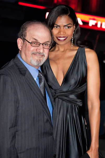 Salman Rushdie (L) dan aktris Pia Glenn — Stok Foto
