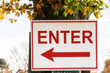 Açık havada sonbahar renkli yaprakları olan ağaca işaret yazın