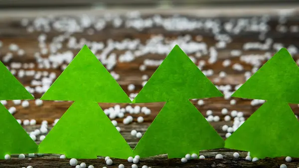 Papier Vert Arbres Décoration Noël Avec Trois Noisettes Sur Table — Photo