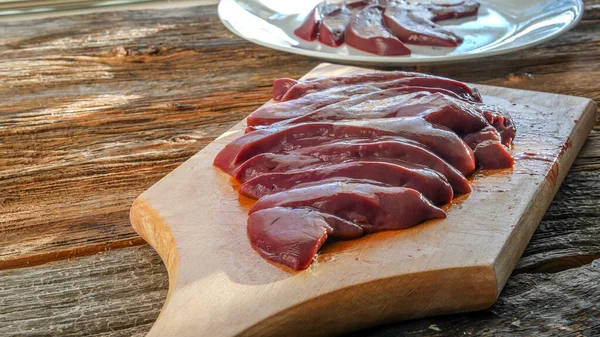 Hígado Cerdo Crudo Tabla Cortar Sobre Mesa Madera Rústica — Foto de Stock