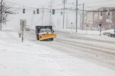 NORWALK, CT, ABD-FEBRUARY 1, 2021: Connecticut Bulvarı 'ndaki kar günü sokak manzarası.