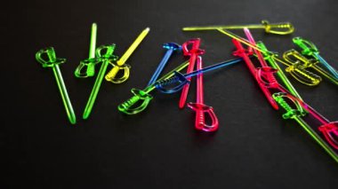 Siyah arka planda renkli kılıçlar üzerinde kamera hareketi