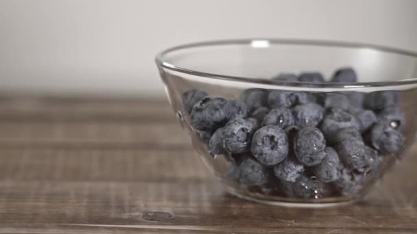 Blueberries Glass Bowl Camera Motion — Vídeos de Stock