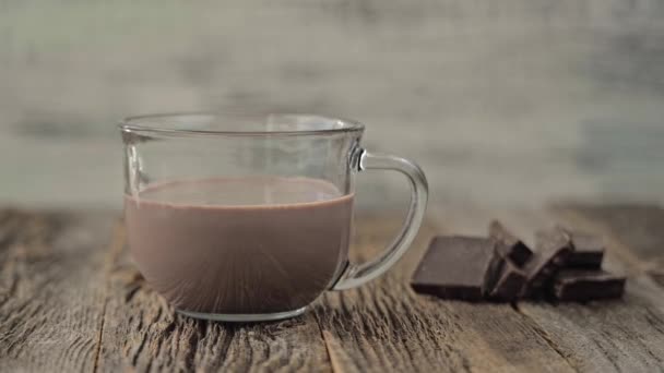 Menambahkan Topping Dikocok Gelas Dengan Minuman Cokelat — Stok Video