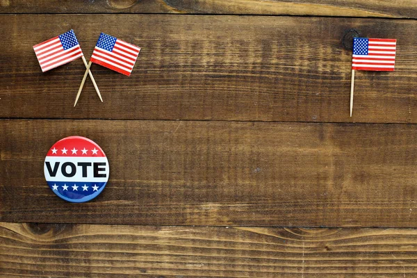 Tampo Mesa Madeira Com Sinal Voto Pequenas Bandeiras Americanas Diretamente — Fotografia de Stock
