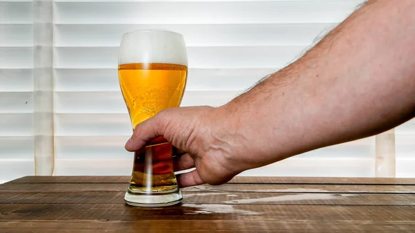 Чоловік Бере Пиво Всередині Склянки Дерев Яний Стіл — стокове фото