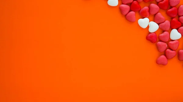 キャンディハートとテキストスペースでオレンジの背景 — ストック写真