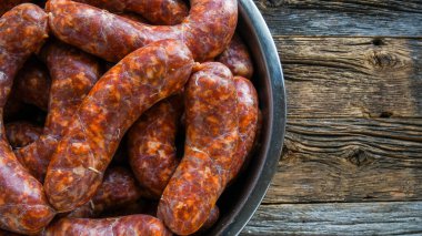 Yukardan ahşap arka planda ev yapımı sosisler.