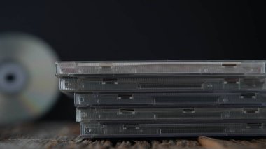 Kırsal ahşap masa üzerinde bir CD 'si olan plastik mücevher kutusu.