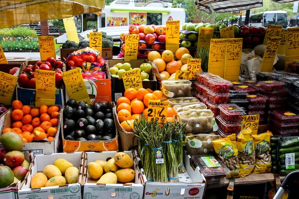 NEW YORK, New York, ABD - 30 Nisan 2019: Tribeca bölgesindeki sokak satıcılarından meyve seçimi