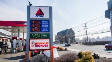 NORWALK, CT, ABD - 11 Mart 2022 Posta yolu yakınındaki Citgo benzin istasyonu fiyat tabelası ve güneşli bir günde mavi gökyüzü