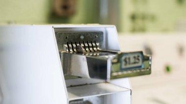 Eklenmiş bir madeni para kurutma makinesinden kapat