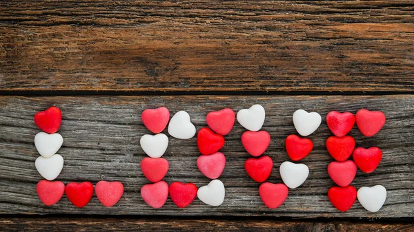 Tahta Kırsal Arka Planda Aşk Kelimesi Şeker Kalplerden Gelir — Stok fotoğraf
