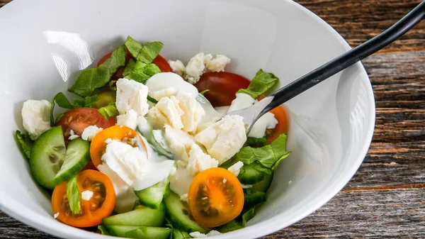 Salade Légumes Avec Vinaigrette Intérieur Bol Blanc Sur Bois Rustique — Photo