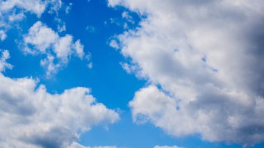 Bulutlu mavi gökyüzünden arkaplan