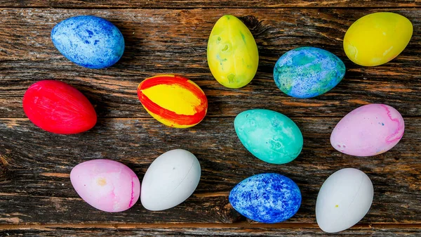 乡村木桌上彩绘彩绘复活节彩蛋 — 图库照片