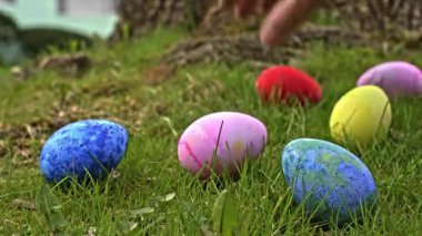 Çok renkli Paskalya yumurtalarını çimenlere ekleyip, zaman aşımına uğratıyorlar.