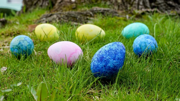 五彩斑斓的复活节彩蛋准备在户外草坪上猎取彩蛋 — 图库照片