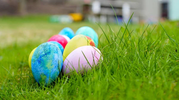 Різнокольорові Великодні Яйця Готові Полювання Яйце Вулиці Траві — стокове фото