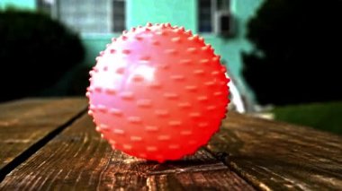 Masanın üzerindeki pembe top dijital veri değişiklikleriyle