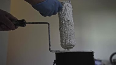 Boyacıların el kapaklarını kapatın. Boyaları silgiyle silin.