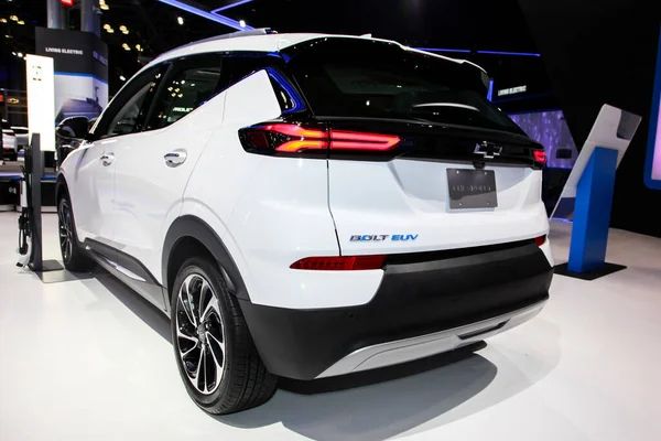 NEW YORK, NY, ABD - 13 APRIL 2022: Chevrolet Bolt EUV, 2019 'dan sonraki ilk basın gününde NYIAS sırasında Jacobs Javits Center' da sergileniyor