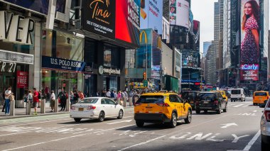 NEW YORK, NY, ABD - 13 NİSAN 2022: Güneşli bahar gününde Yoğun Zaman Meydanı