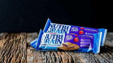 NORWALK, CT, ABD - 29 Nisan 2022: Karışık çilek aromalı yumuşak kahvaltılık bar