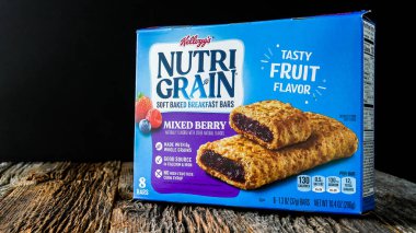 NORWALK, CT, ABD - 29 Nisan 2022: Karışık çilek aromalı yumuşak kahvaltılık bar