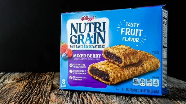 NORWALK, CT, ABD - 29 Nisan 2022: Karışık çilek aromalı yumuşak kahvaltılık bar