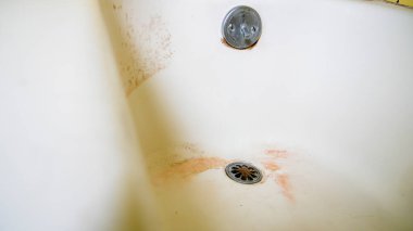 Saçları yakın eski kirli banyo bluzu.