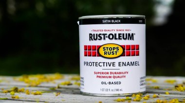 NORWALK, CT, ABD - 8 Mayıs 2022 Fotokopi alanı ile paslı oleum saten siyah boya masası