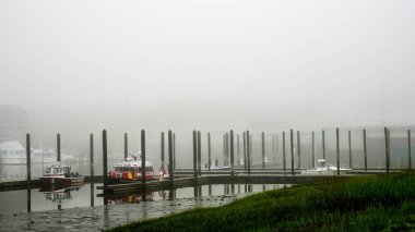 NORWALK, CT, ABD - 15 Mayıs 2022 Norwalk Nehri 'nin içinde alçak gelgit ile şehir merkezinde güzel bir sabah sisi