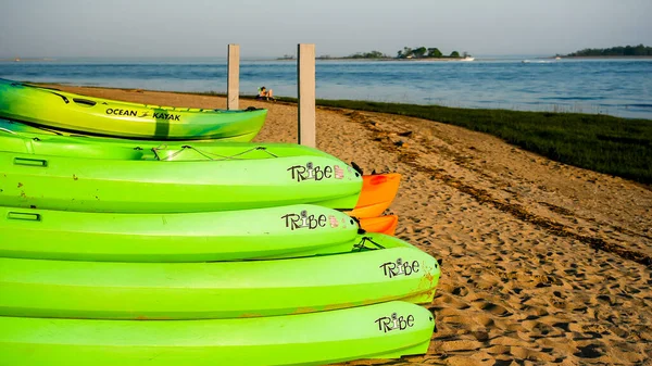 Norwalk Usa May 2022 Stacked Green Kayaks Calf Pasture Beach — 图库照片