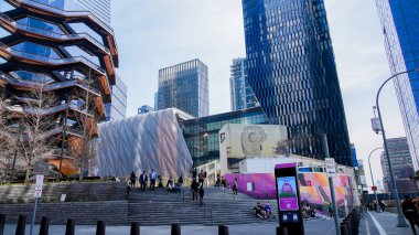NEW YORK, New York, ABD - 13 Nisan 2022: Hudson Yard 'da diğer binalar ve çevresindeki insanlarla birlikte gemi eğlencesi