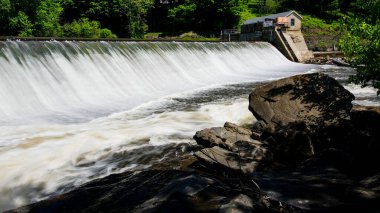 SALISBURY, CT, ABD - 29 Mayıs 2022: Great Falls Reservoir view in beautiful day