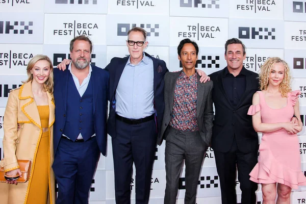NEW YORK, NY, ABD - 9 Haziran 2022: (L-R) Sarah Gadon, Joachim Back, Christopher Heyerdahl, Danny Pudi, Jon Hamm ve Kimberley Shoniker BMCC Tribeca Gösteri Sanatları Merkezi 'nde 2022 Tribeca Film Festivali' ne katıldılar.