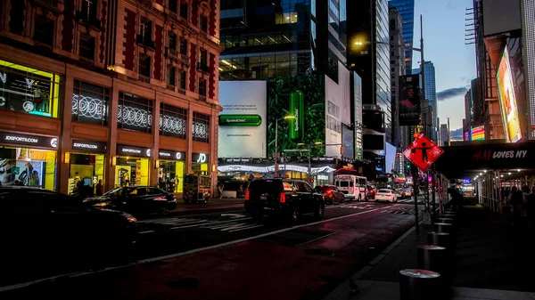 美国纽约州纽约市 2022年6月9日 42街繁忙的夜晚 日落色在天空中 — 图库照片