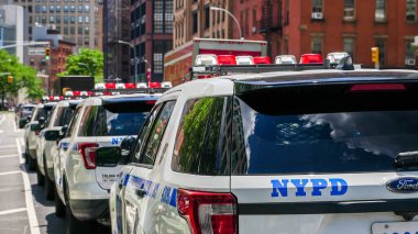 New York, New York, ABD - 9 Haziran 2022 New York Polis Departmanı Manhattan Varick Caddesi 'ne park ediyor.