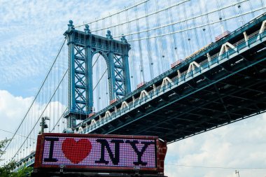 NEW YORK, New York, ABD - 13 Haziran 2022: Manhattan Köprüsü manzarası güzel bir günde