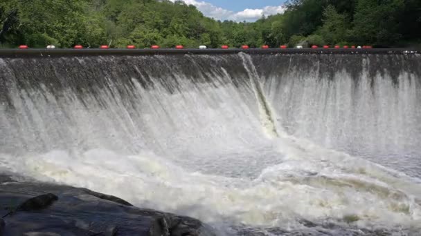 Água Caindo Barragem Com Câmera Lenta Com Céu Azul Árvores — Vídeo de Stock