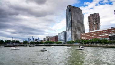NEW YORK, New York, ABD - 18 Haziran 2022: Batı Caddesi yakınlarındaki BMCC Tribeca Sahne Sanatları Cente rte yakınlarındaki Manhattan manzarası