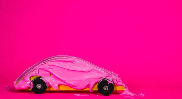 Желтый Автомобиль Покрыт Розовой Глазурью Розовом Фоне — стоковое фото