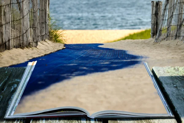 Otwarta Książka Chodnikiem Plażę Drewnianym Ogrodzeniem — Zdjęcie stockowe