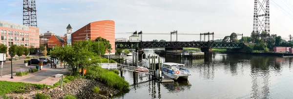 NORWALK, CT, ABD - 28 Temmuz 2022: Deniz Akvaryumu ve Norwalk Nehri ile köprüden manzara