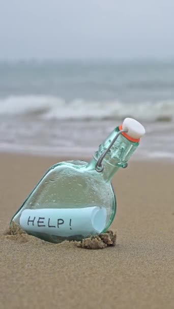 Bottle Beach Help Message Paper Vertical Video — Vídeo de stock