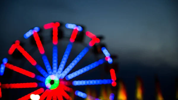 Blauwe Kleurrijke Lichten Uit Pretpark Met Avondlucht — Stockfoto