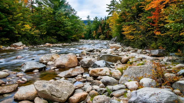 Swift Río Rocas Cerca Kancamagus Carretera Wirh Hojas Color Otoño — Foto de Stock