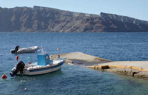 Broken by the storm pier in Oia — Stock Photo, Image